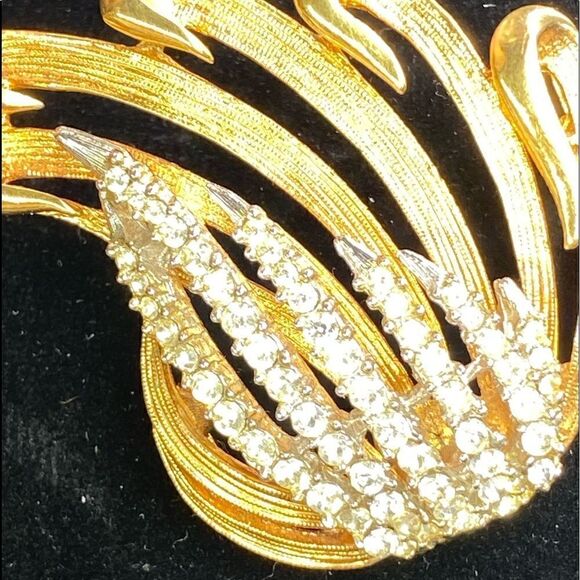 Vintage rhinestone gold tone brooch all stones intact! Leaf floral style - Picture 8 of 8
